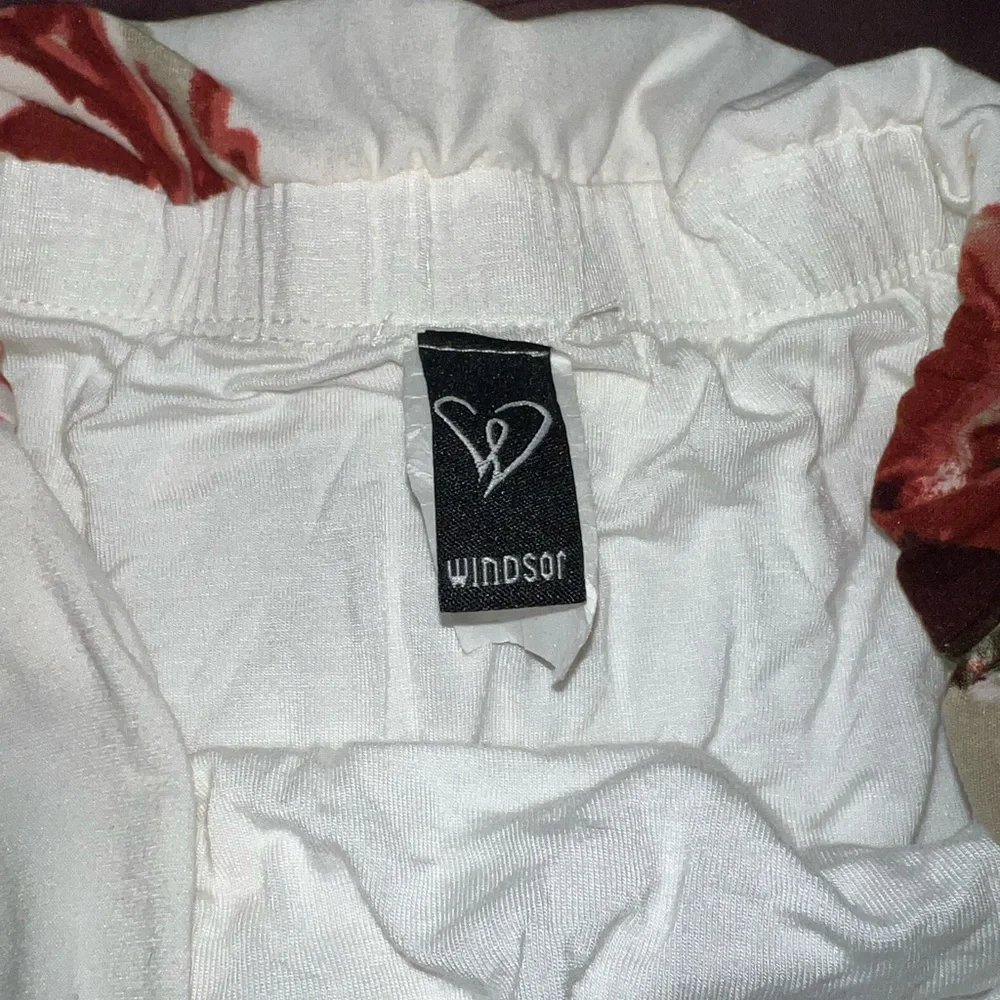 White Windsor & Floral Romper | Women’s Medium - Picture 7 of 12